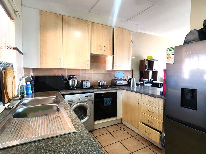 Spacious 2-Bedroom Unit in Secure Estate - Photo 7