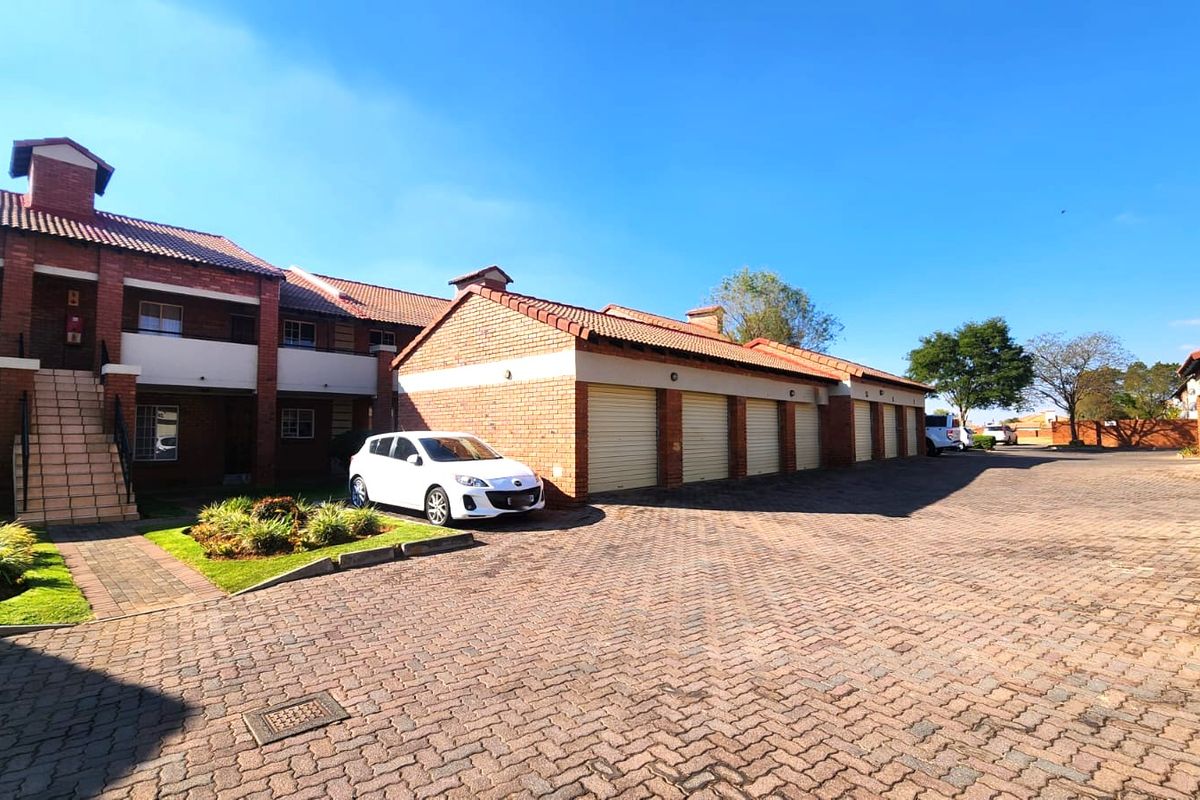 Spacious 2-Bedroom Unit in Secure Estate - Photo 2