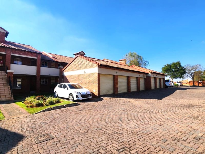 Spacious 2-Bedroom Unit in Secure Estate - Photo 2