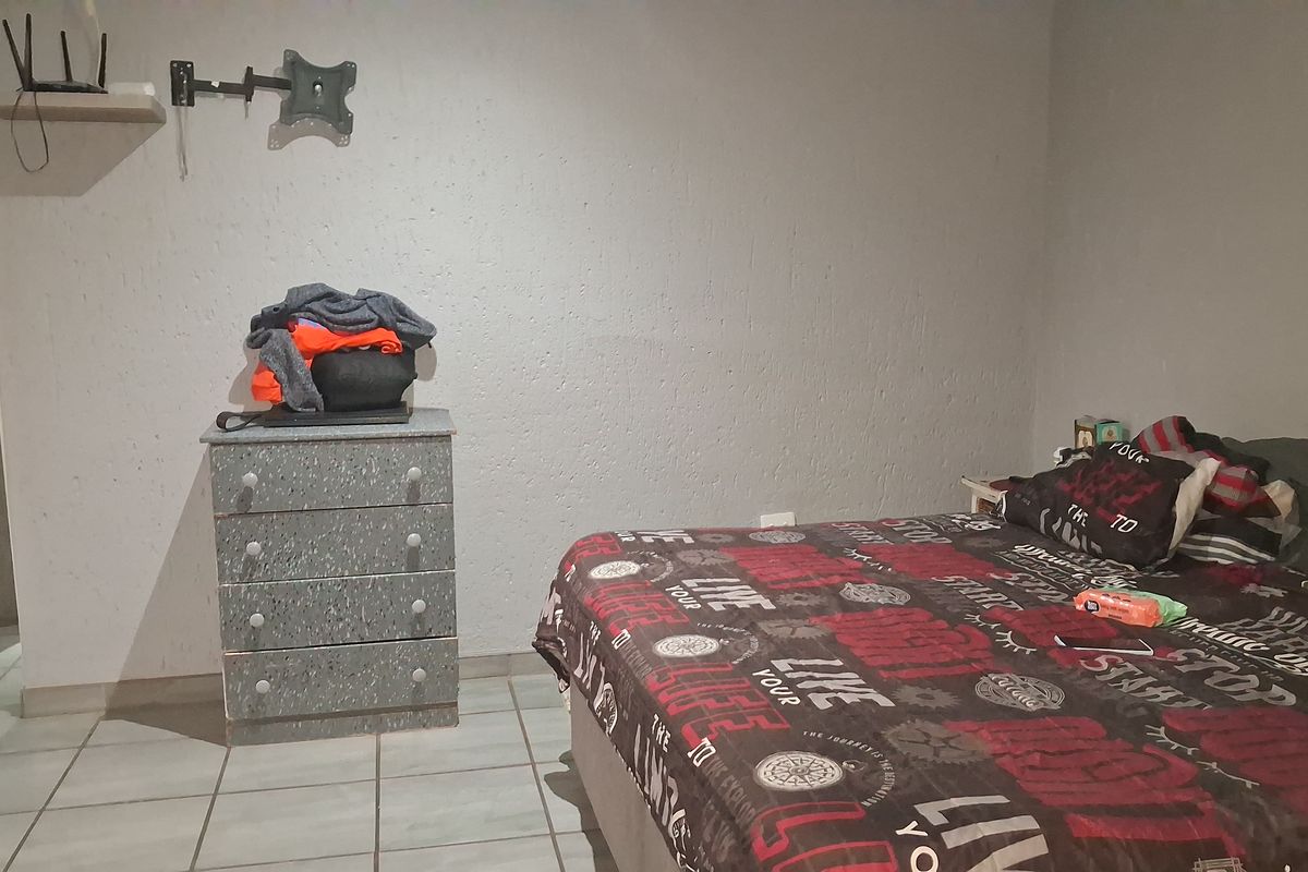Spacious Family Home in Rensburg, Heidelberg Gauteng - Photo 5