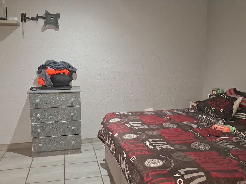 Spacious Family Home in Rensburg, Heidelberg Gauteng - Photo 5