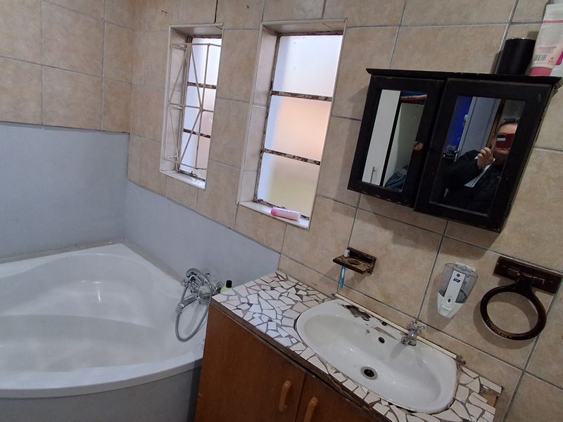 Spacious Family Home in Rensburg, Heidelberg Gauteng - Photo 9