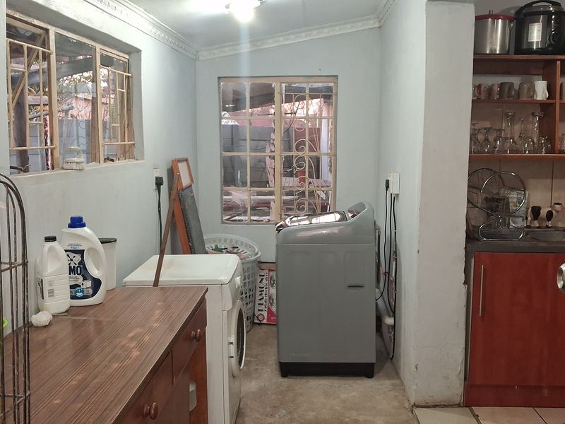 Spacious Family Home in Rensburg, Heidelberg Gauteng - Photo 10