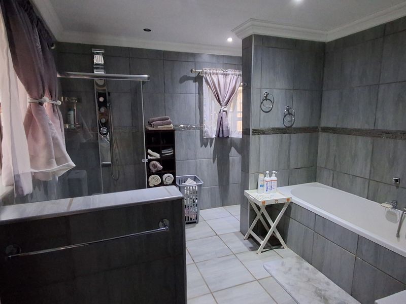 Spacious Family Home in Rensburg, Heidelberg Gauteng - Photo 6