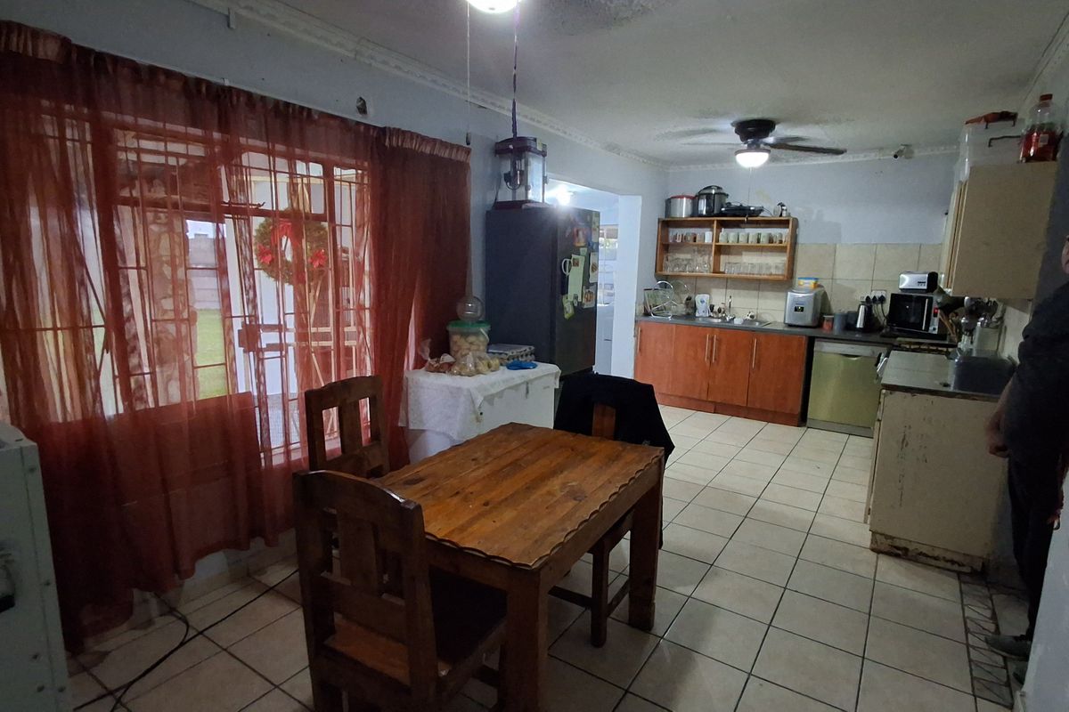 Spacious Family Home in Rensburg, Heidelberg Gauteng - Photo 3