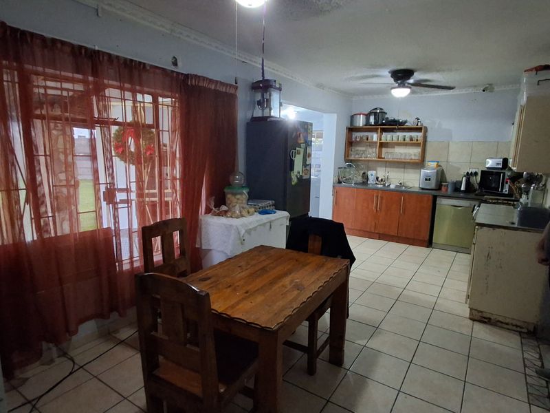 Spacious Family Home in Rensburg, Heidelberg Gauteng - Photo 3