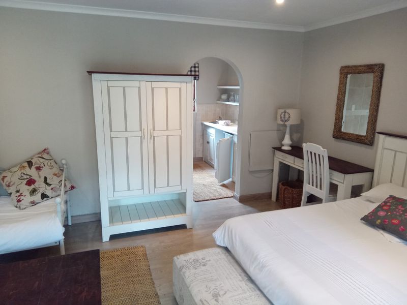 Beautiful, furnished flatlet on a stunning property. - Photo 5