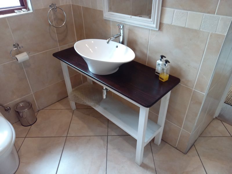 Beautiful, furnished flatlet on a stunning property. - Photo 10