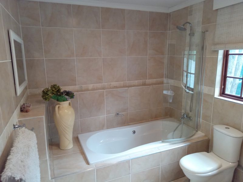 Beautiful, furnished flatlet on a stunning property. - Photo 8