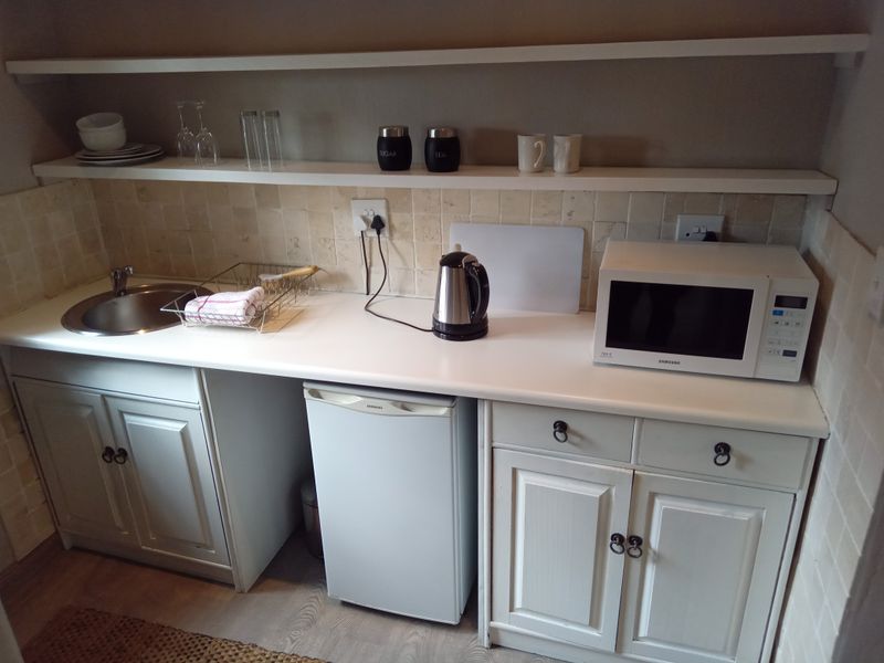 Beautiful, furnished flatlet on a stunning property. - Photo 6