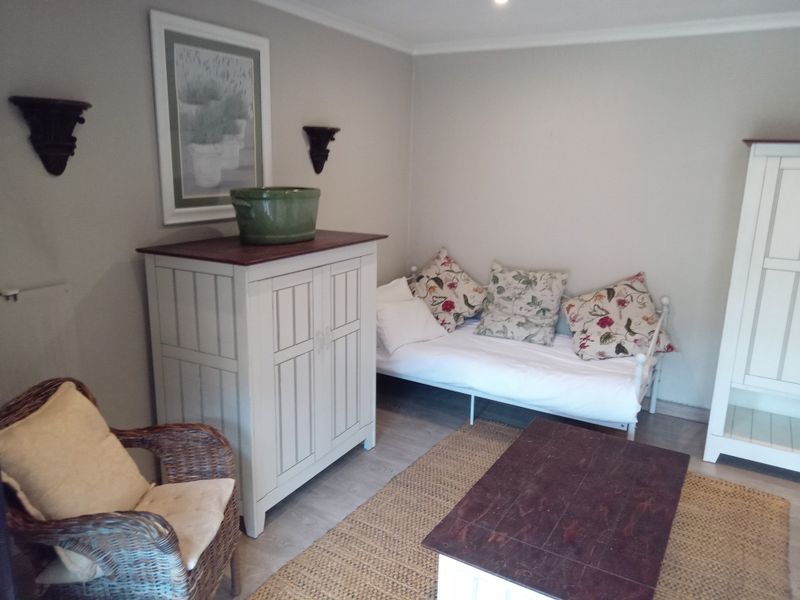 Beautiful, furnished flatlet on a stunning property. - Photo 2