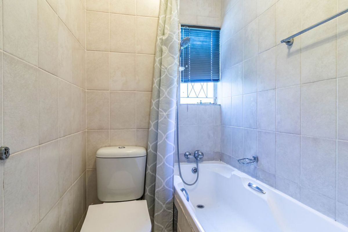Charming 2-Bedroom Home with a Private Garden - Photo 5