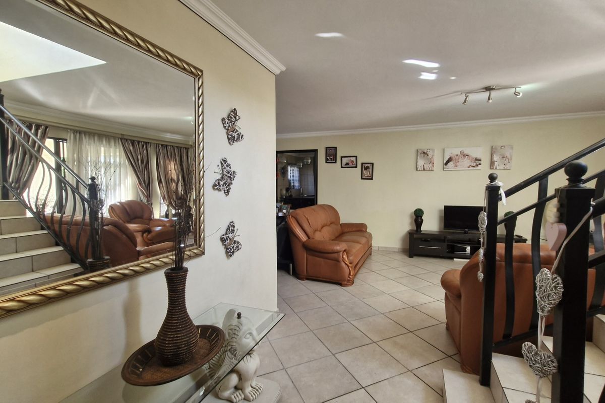 Comfortable Family Living in an Estate - Photo 2