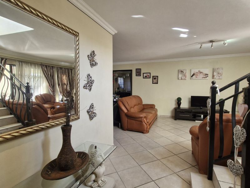 Comfortable Family Living in an Estate - Photo 2