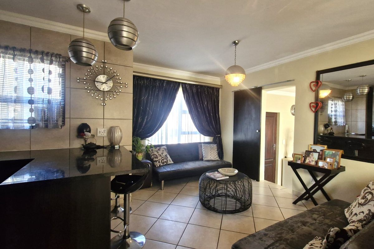 Comfortable Family Living in an Estate - Photo 5