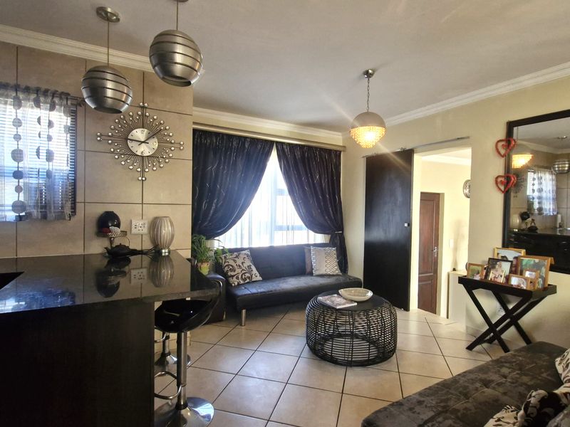 Comfortable Family Living in an Estate - Photo 5
