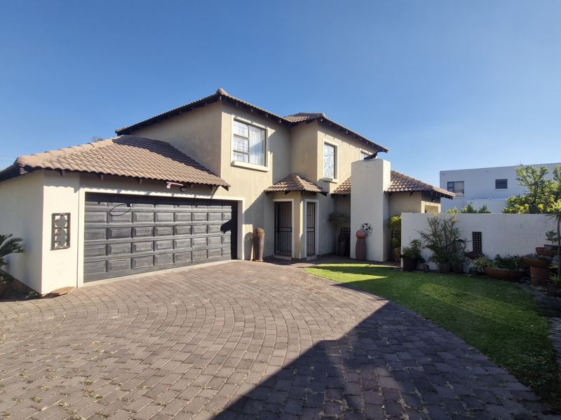 Comfortable Family Living in an Estate - Photo 1