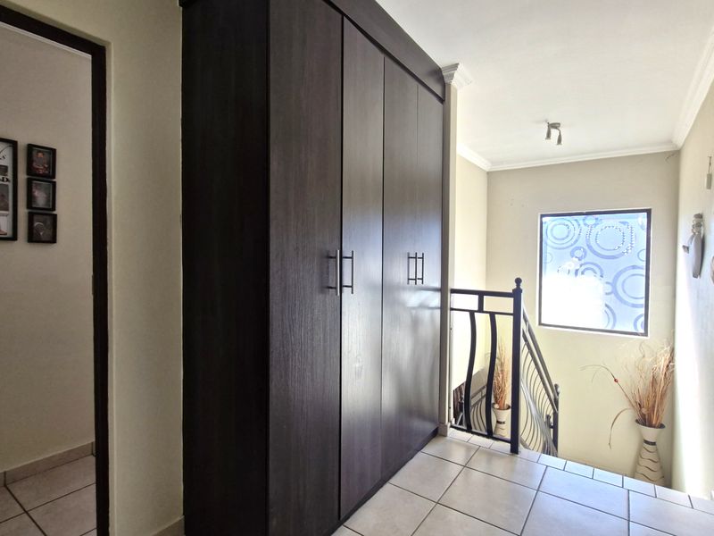 Comfortable Family Living in an Estate - Photo 9