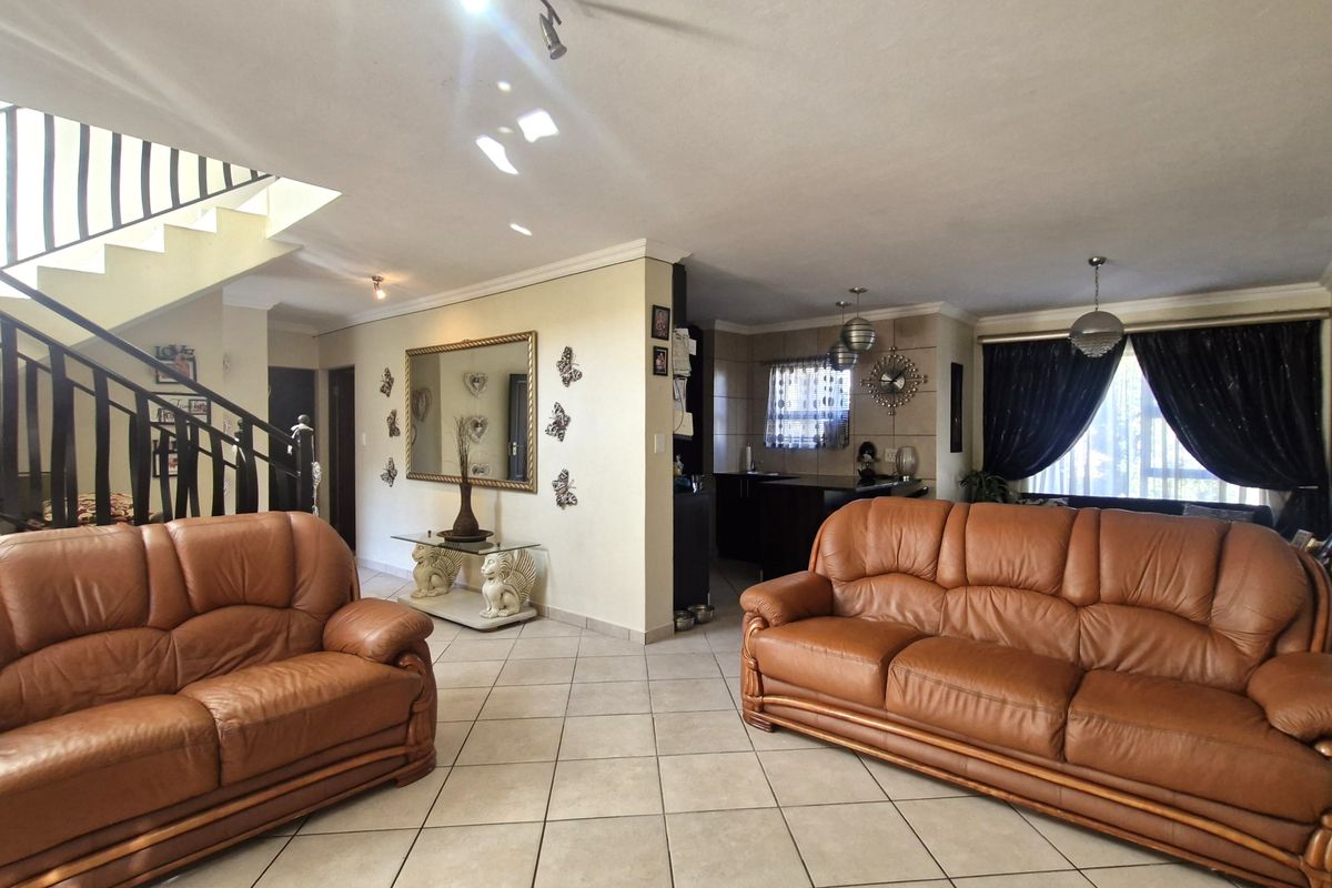 Comfortable Family Living in an Estate - Photo 3