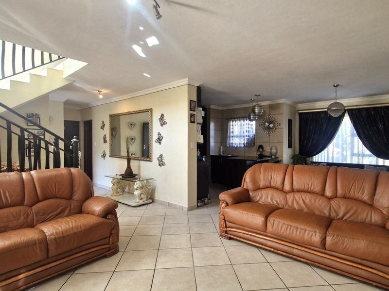 Comfortable Family Living in an Estate - Photo 3
