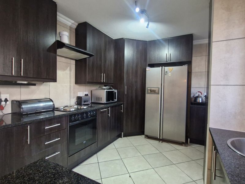 Comfortable Family Living in an Estate - Photo 7