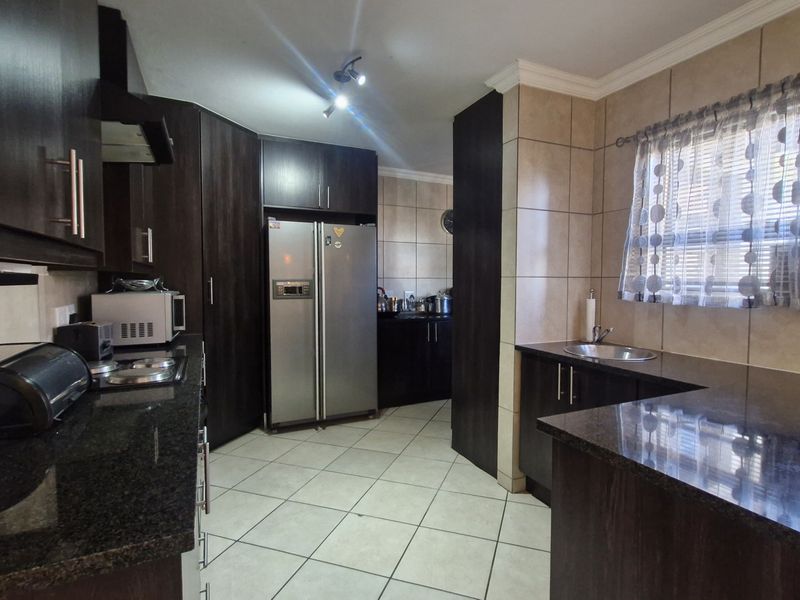 Comfortable Family Living in an Estate - Photo 8