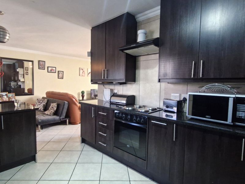 Comfortable Family Living in an Estate - Photo 6