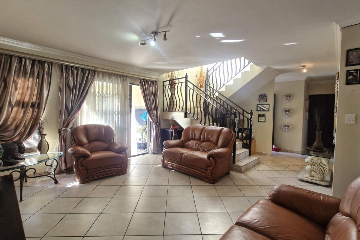 Comfortable Family Living in an Estate - Photo 4