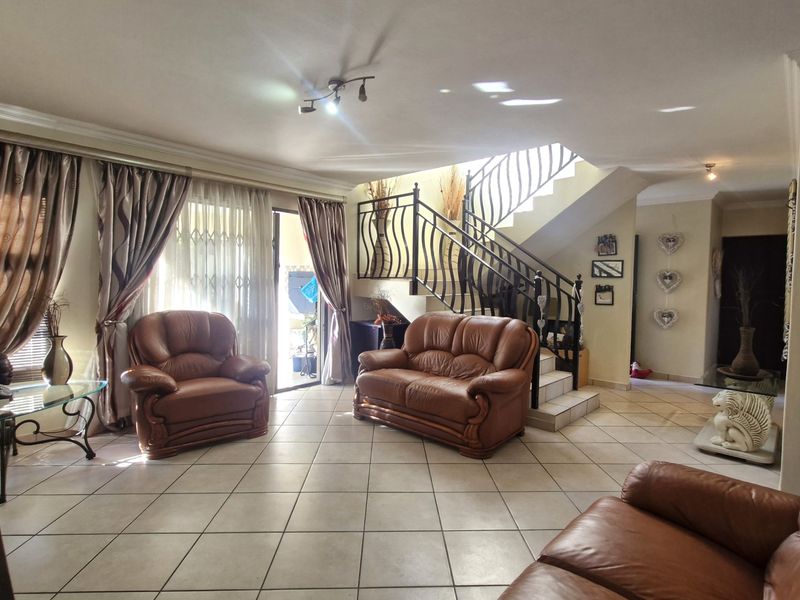Comfortable Family Living in an Estate - Photo 4