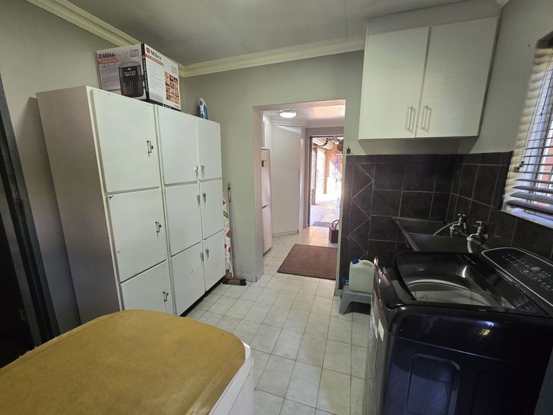 Perfect Family Home Or Convert to Business Premises! - Photo 10