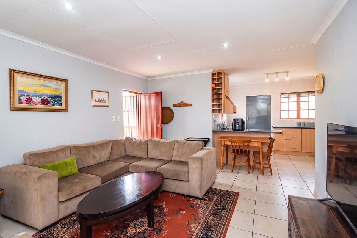 Charming Home For Sale in Little Falls, Roodepoort – Perfect Blend of Comfort and Convenience! - Photo 4