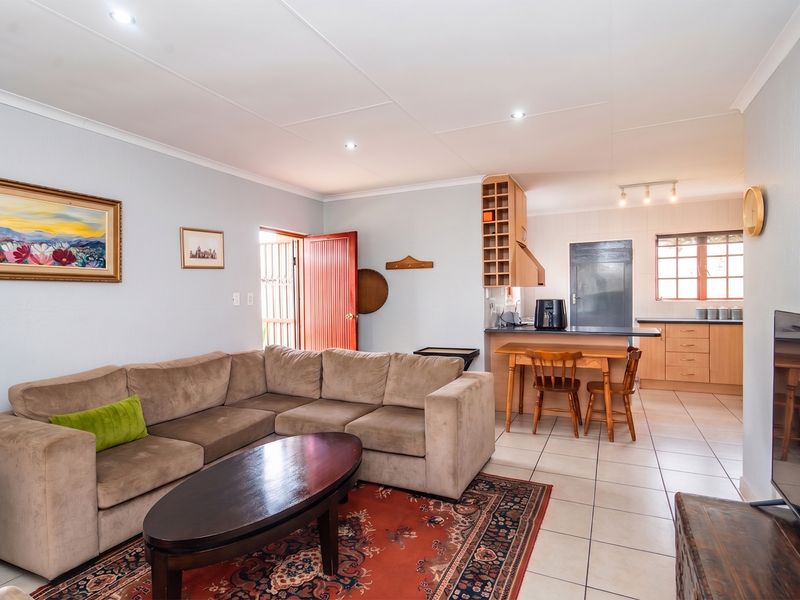 Charming Home For Sale in Little Falls, Roodepoort – Perfect Blend of Comfort and Convenience! - Photo 4