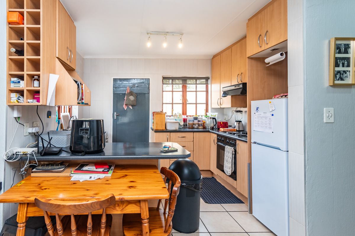 Charming Home For Sale in Little Falls, Roodepoort – Perfect Blend of Comfort and Convenience! - Photo 5
