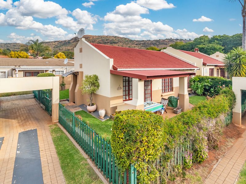 Charming Home For Sale in Little Falls, Roodepoort – Perfect Blend of Comfort and Convenience! - Photo 1