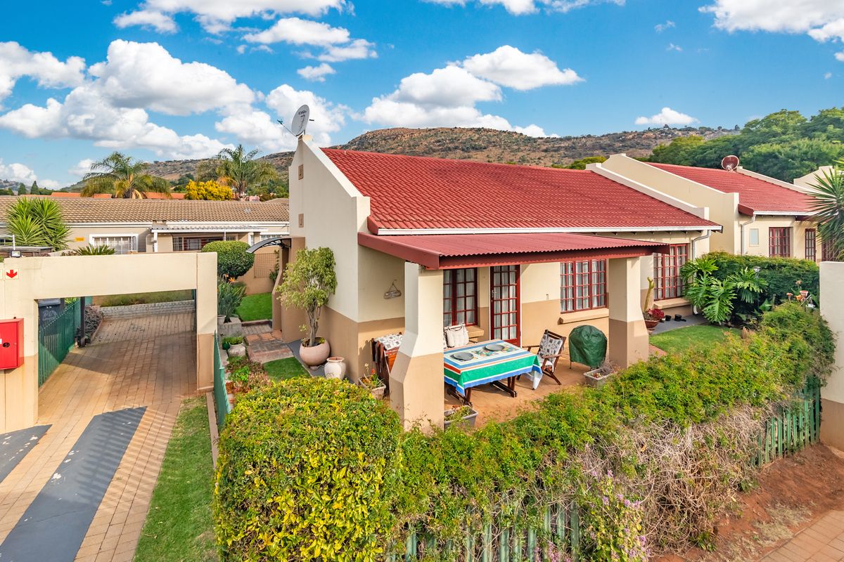Charming Home For Sale in Little Falls, Roodepoort – Perfect Blend of Comfort and Convenience! - Photo 2