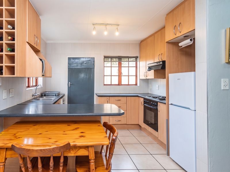 Charming Home For Sale in Little Falls, Roodepoort – Perfect Blend of Comfort and Convenience! - Photo 6
