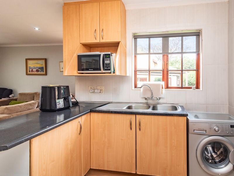 Charming Home For Sale in Little Falls, Roodepoort – Perfect Blend of Comfort and Convenience! - Photo 7