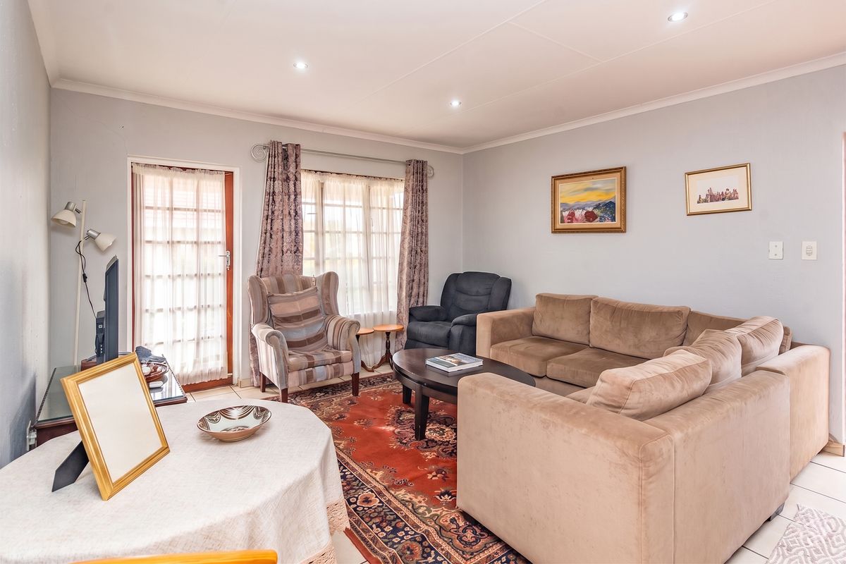 Charming Home For Sale in Little Falls, Roodepoort – Perfect Blend of Comfort and Convenience! - Photo 3