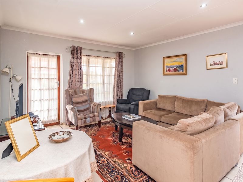 Charming Home For Sale in Little Falls, Roodepoort – Perfect Blend of Comfort and Convenience! - Photo 3