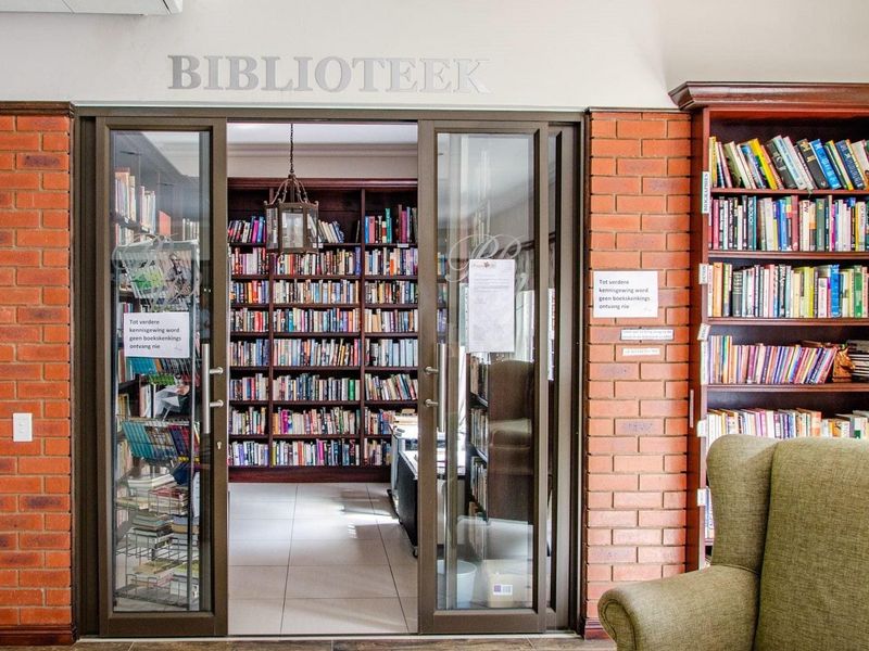 Comfortable Retirement Living in a Secure and Supportive Community - Photo 9