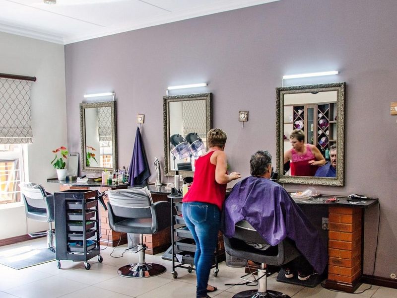 Comfortable Retirement Living in a Secure and Supportive Community - Photo 7