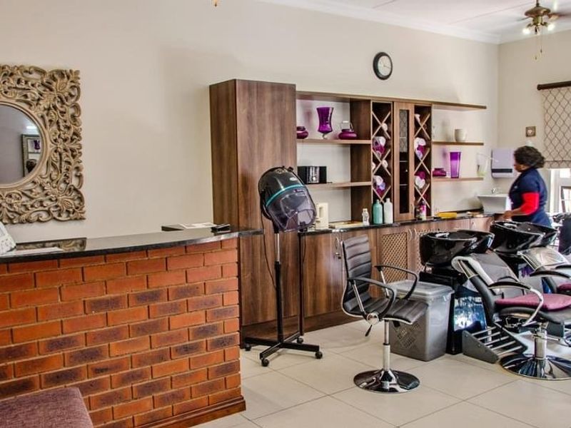 Comfortable Retirement Living in a Secure and Supportive Community - Photo 8