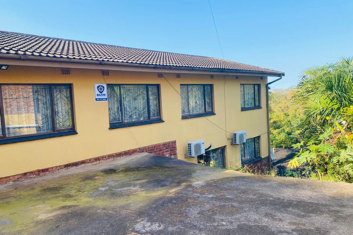 5 Bedroom home with Dual living potential and Large yard - Photo 2
