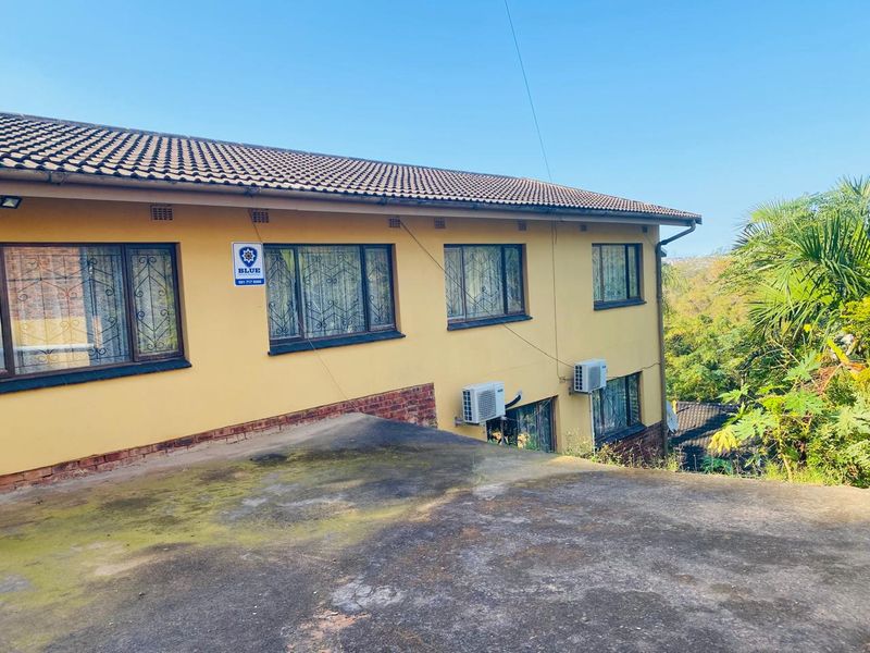 5 Bedroom home with Dual living potential and Large yard - Photo 2
