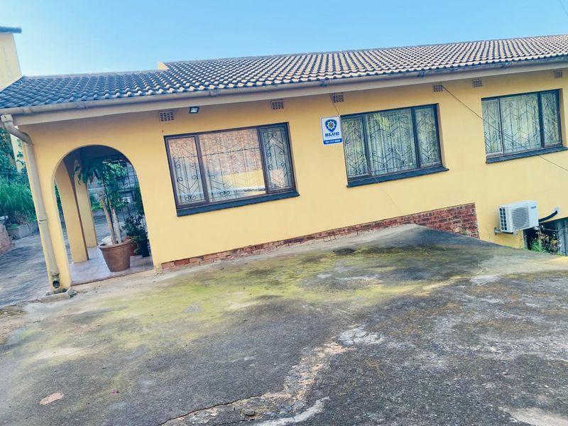 5 Bedroom home with Dual living potential and Large yard - Photo 1
