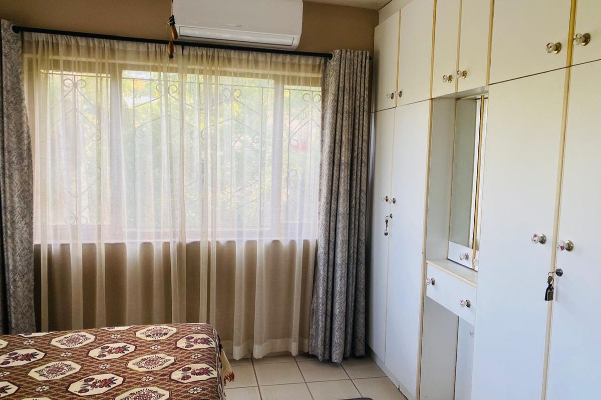 5 Bedroom home with Dual living potential and Large yard - Photo 4