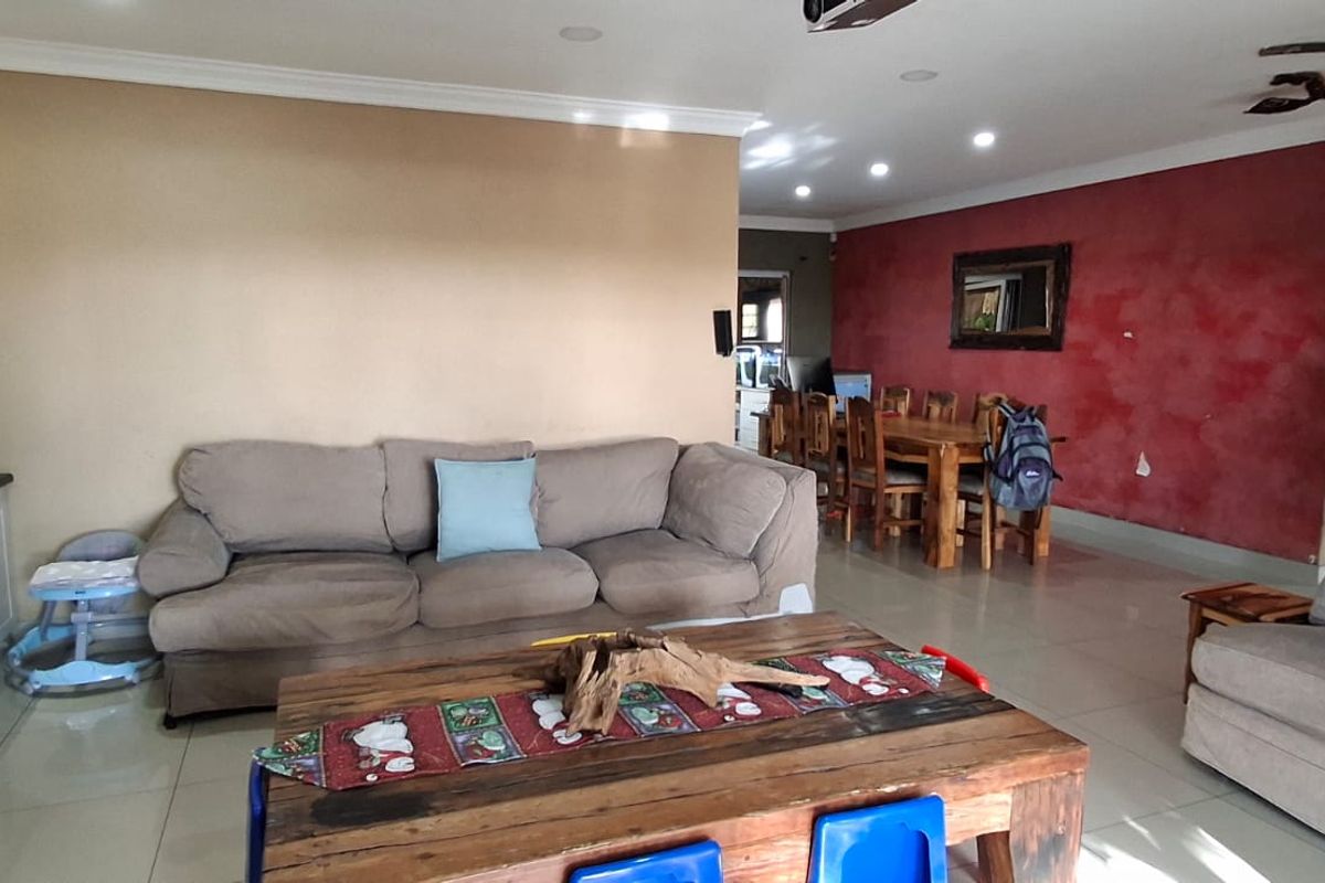6-Bedroom Entertainer's Dream with Pool, Jacuzzi & Solar Power - Photo 4