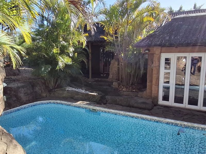 6-Bedroom Entertainer's Dream with Pool, Jacuzzi & Solar Power - Photo 1