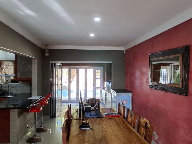 6-Bedroom Entertainer's Dream with Pool, Jacuzzi & Solar Power - Photo 5