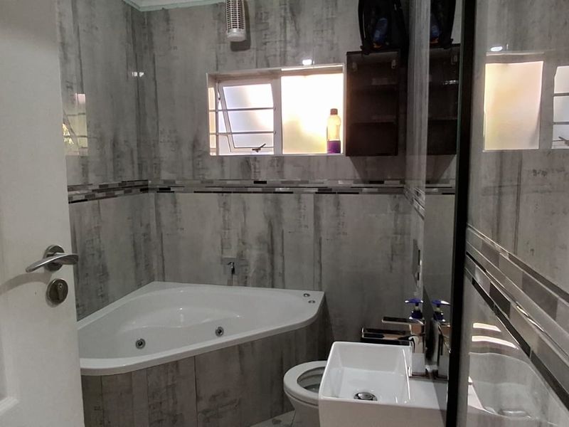 6-Bedroom Entertainer's Dream with Pool, Jacuzzi & Solar Power - Photo 10